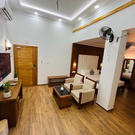 Hotel White House, 蒙纳 外观 照片