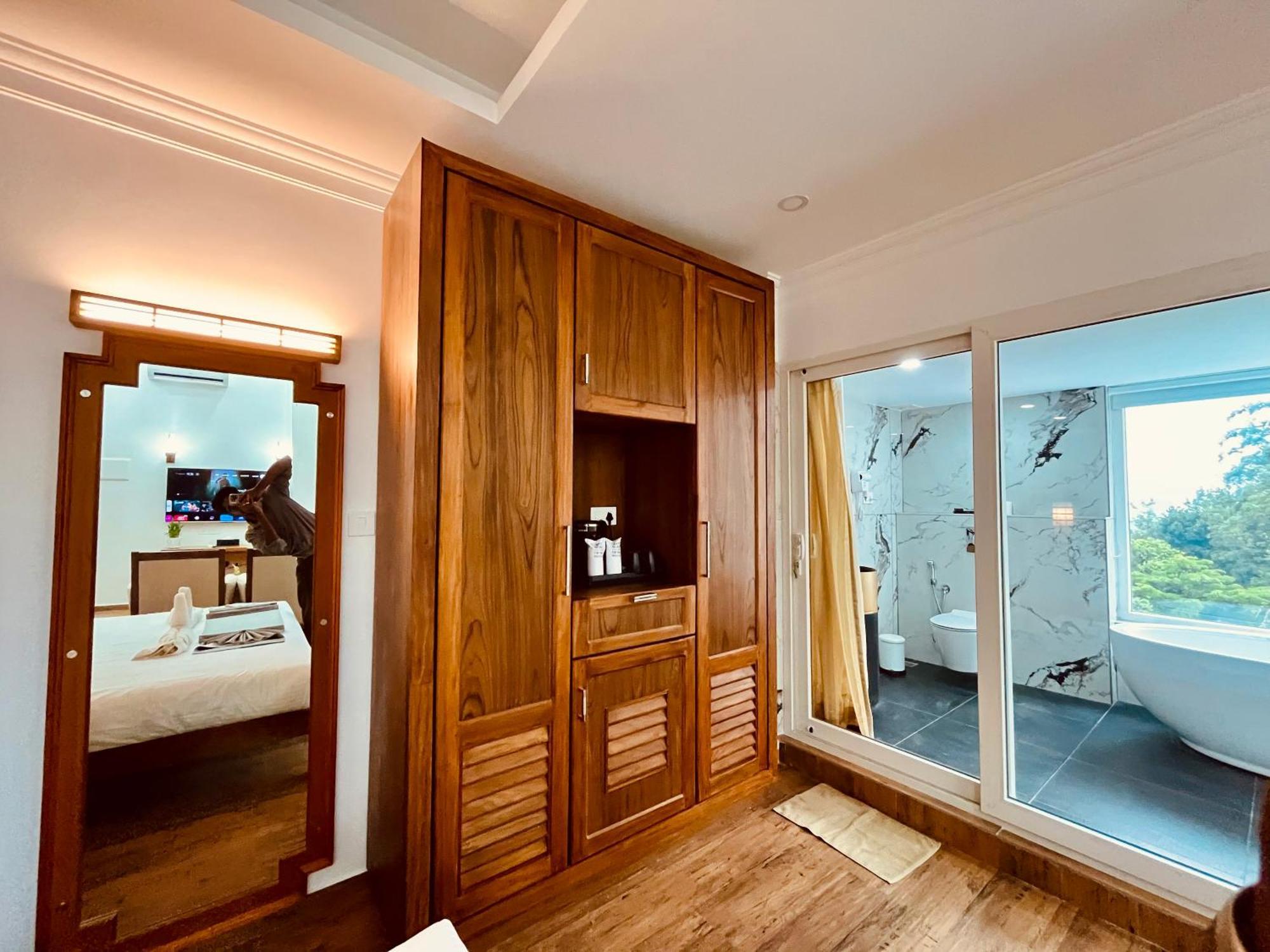 Hotel White House, 蒙纳 外观 照片